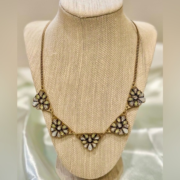 Elegant Gold and White Floral Art Deco Necklace - Picture 1 of 4